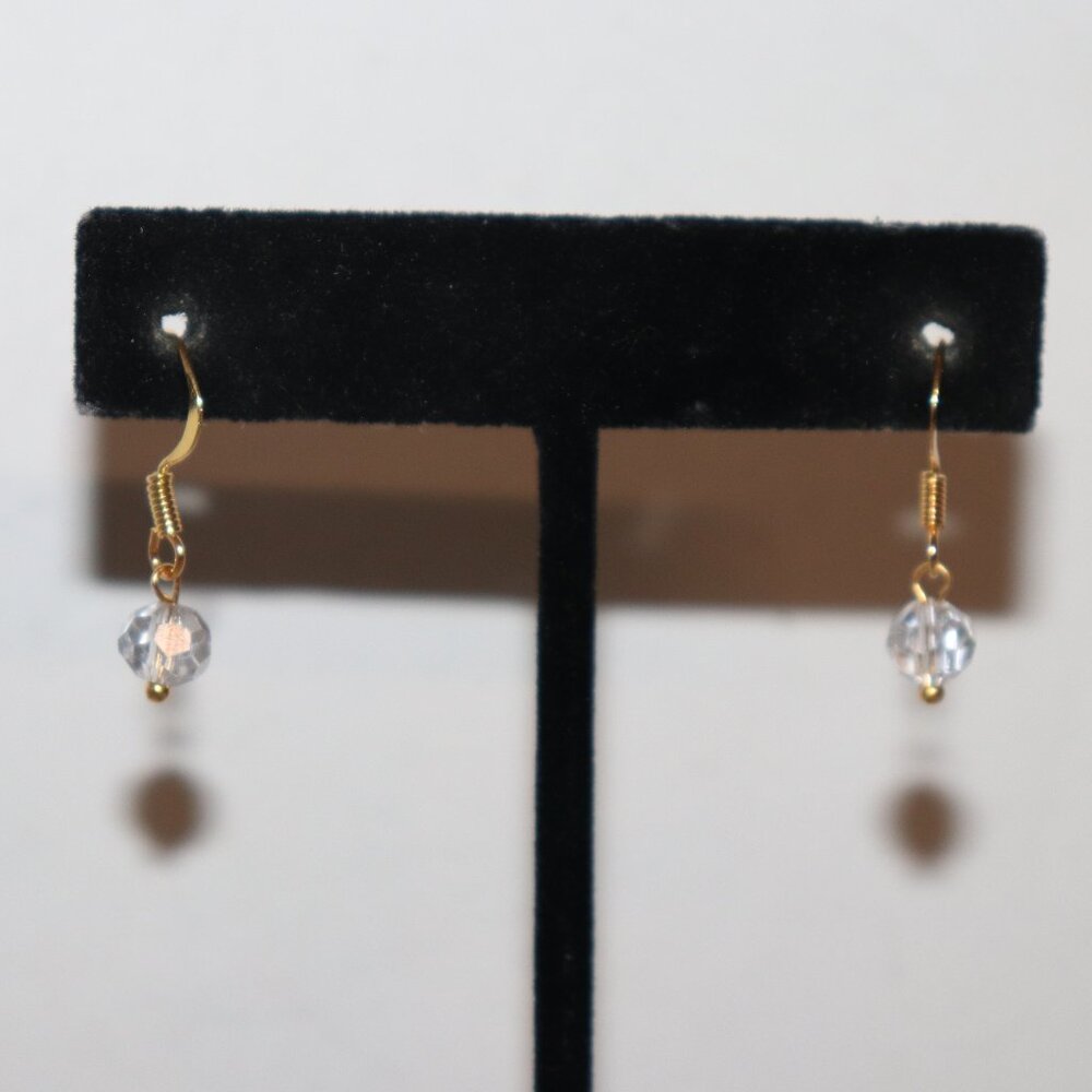 Beautiful NWOT Gold and crystal dangle earrings 7/8"